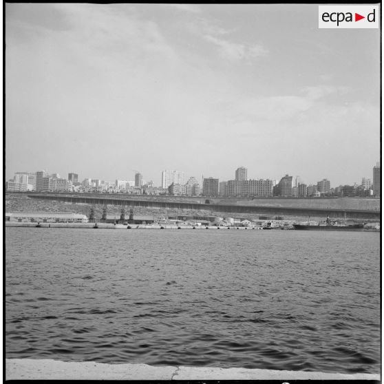 [Les docks du port d'Oran.]