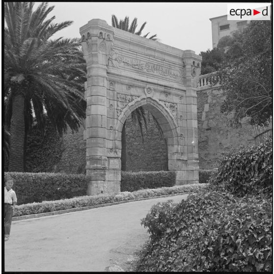 [La porte du Caravansérail d'Oran.]