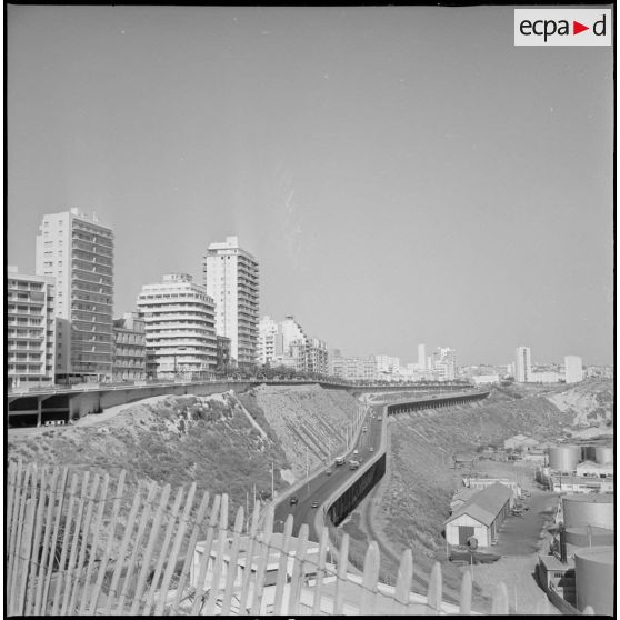 [Les immeubles le long de la rampe du capitaine Valès à Oran.]