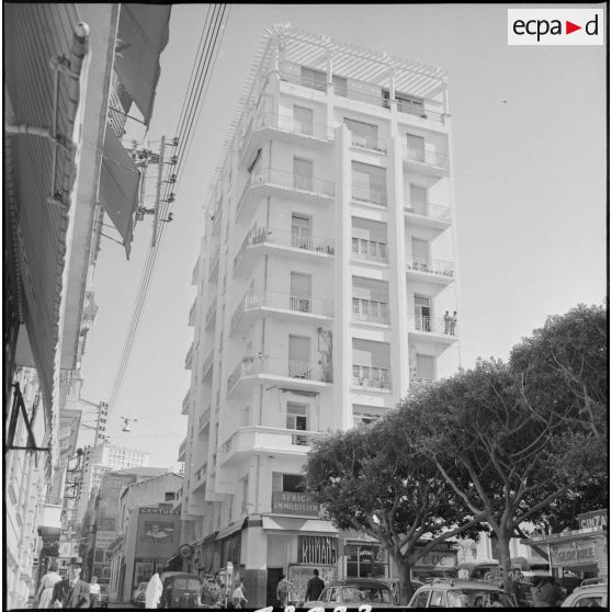 [Un immeuble dans un quartier animé d'Oran.]