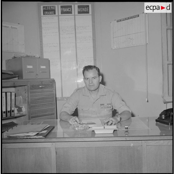 [Portrait d'un capitaine spahi du service presse (SP) du corps d'armée d'Oran (CAO) dans son bureau.]