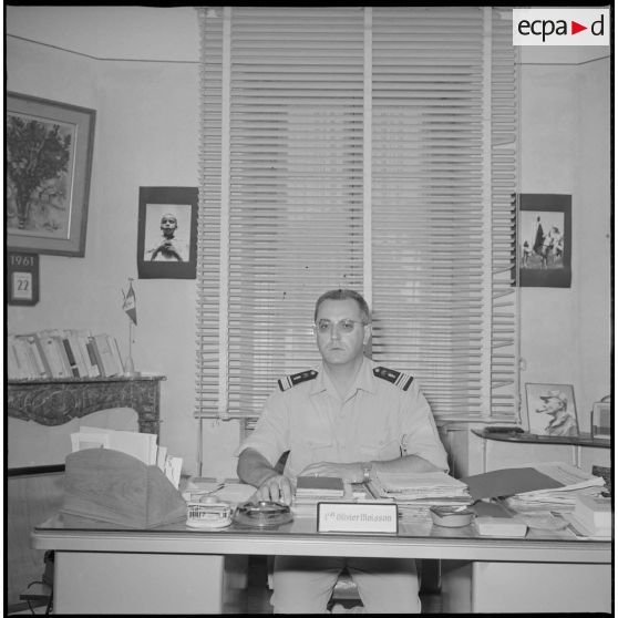 [Portrait du commandant Moisson dans son bureau du corps d'armée d'Oran (CAO)]