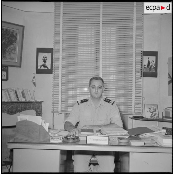 [Portrait du commandant Moisson dans son bureau du corps d'armée d'Oran (CAO)]