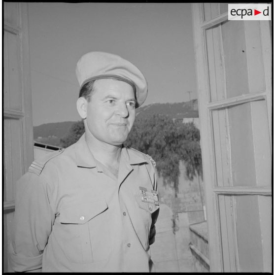 [Portrait d'un capitaine spahi du Service Presse (SP) du corps d'armée d'Oran.]