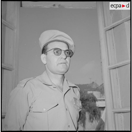 [Portrait d'un capitaine spahi du Service Presse (SP) du corps d'armée d'Oran.]