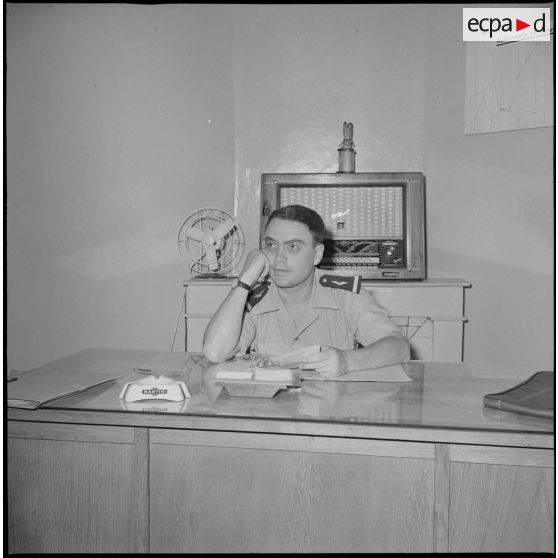 [Portrait d'un sous-lieutenant du service presse du corps d'armée d'Oran (CAO) à son bureau.]