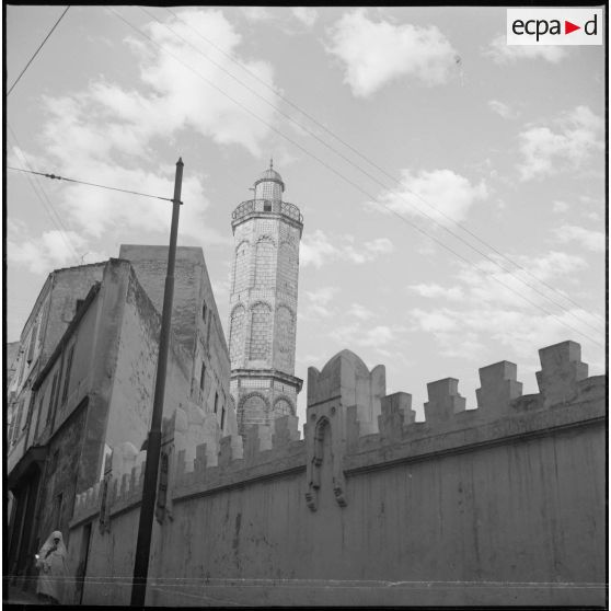 [Vue en contre-plongée du minaret de la Mosquée de Hassan Pacha à Oran.]