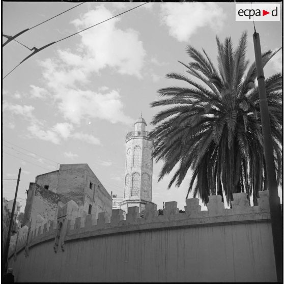 [Vue en contre-plongée du minaret de la Mosquée de Hassan Pacha à Oran.]