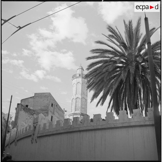 [Vue en contre-plongée du minaret de la Mosquée de Hassan Pacha à Oran.]