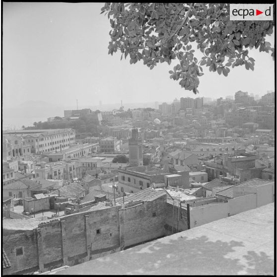 [Vue en plongée de la Casbah d'Oran.]