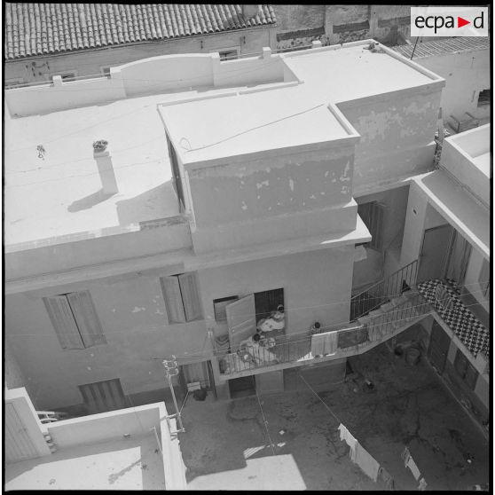 [Vue en plongée d'une maison de la Casbah d'Oran.]