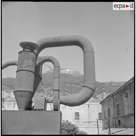 [Une tuyauterie dans un quartier d'Oran.]