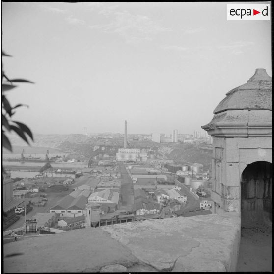 [Echauguette sur le chemin de ronde d'une fortification d'Oran.]