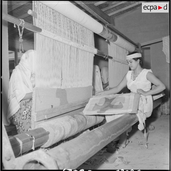 [Femme tissant un tapis dans un atelier à Tafaraoui.]