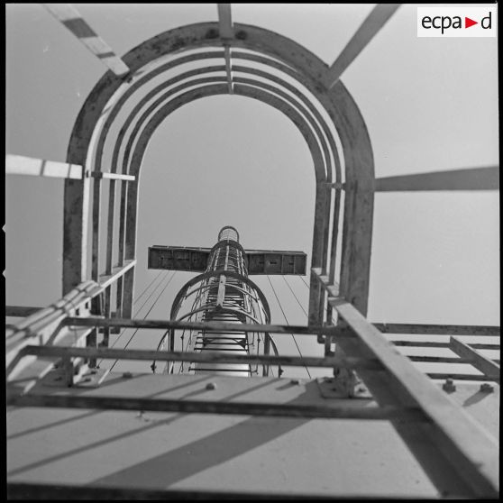 [Vue en contre-plongée de l'échelle d'un mât du Gascogne dans le port d'Oran.]