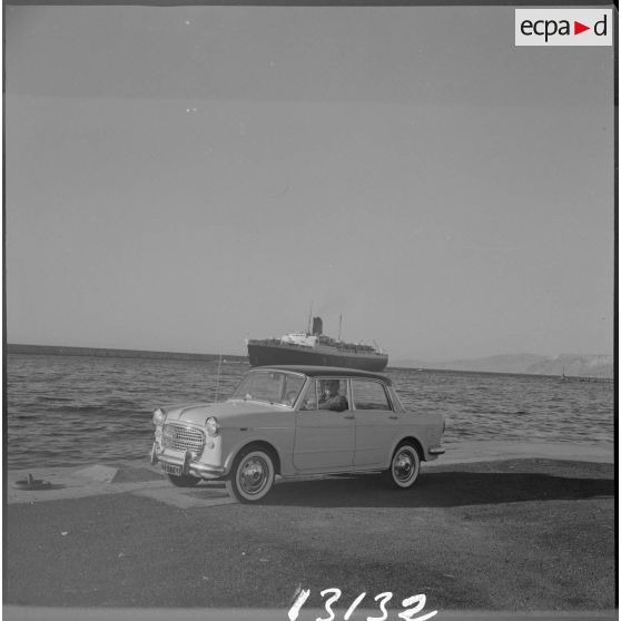 [Homme posant dans une automobile dans le port d'Oran.]