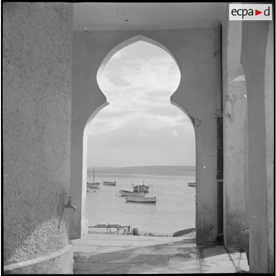 [Une porte mauresque donnant sur le port de plaisance d'Oran.]