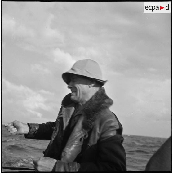 [Portrait d'un homme lors d'une partie de pêche près du port d'Oran.]