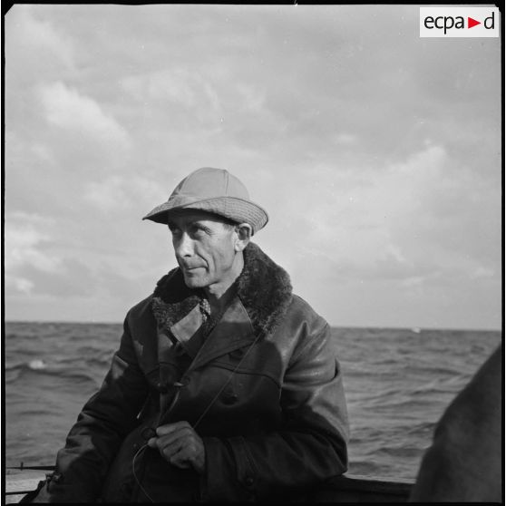 [Portrait d'un homme lors d'une partie de pêche près du port d'Oran.]