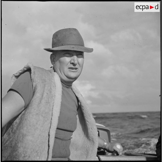 [Portrait d'un homme lors d'une partie de pêche près du port d'Oran.]