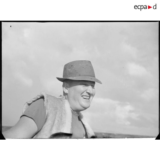 [Portrait d'un homme lors d'une partie de pêche près du port d'Oran.]