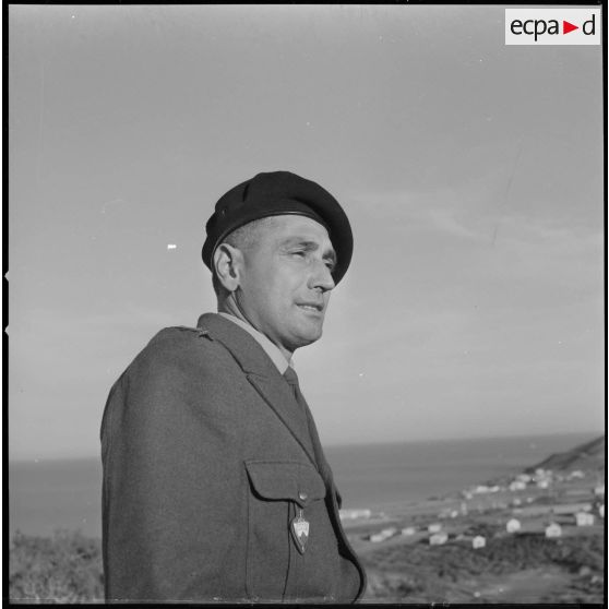 [Portrait d'un lieutenant devant un paysage littoral dans la région d'Oran.]
