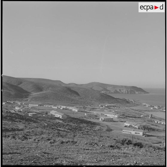 [Un baraquement sur une côte littorale de la région d'Oran.]