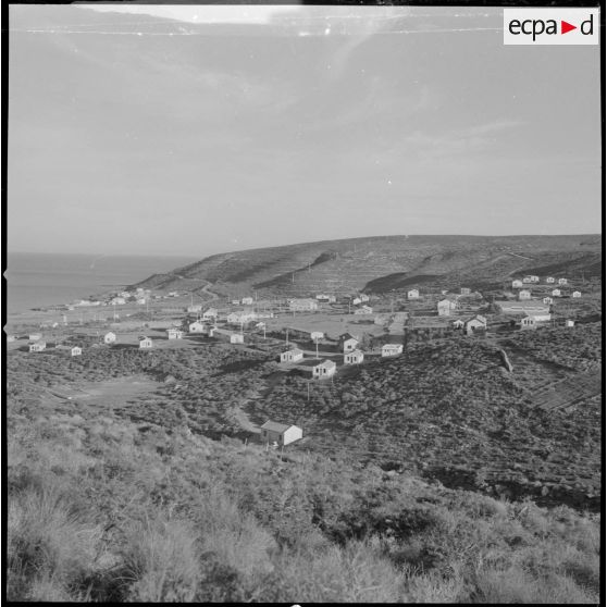[Un baraquement sur une côte littorale de la région d'Oran.]