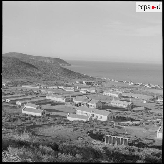 [Un baraquement sur une côte littorale de la région d'Oran.]