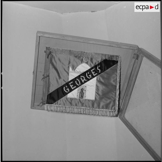 [Fanion du commando Georges dans leur camp de la ferme Carafon près de Saïda.]