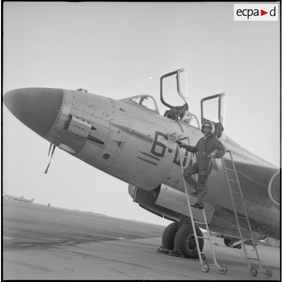 [Pilote embarquant dans un Vautour II N.]