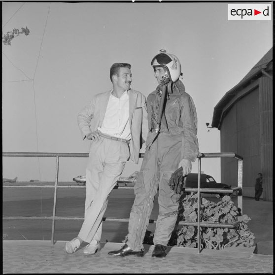 [Pilotes de l'armée de l'Air posant devant un aérodrome.]
