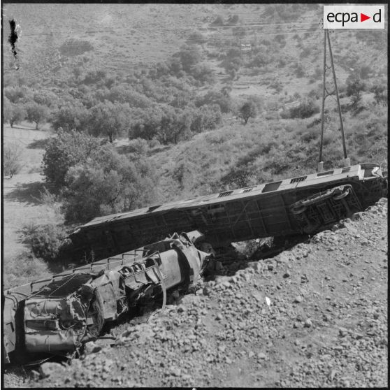 [Déraillement d'un train.]