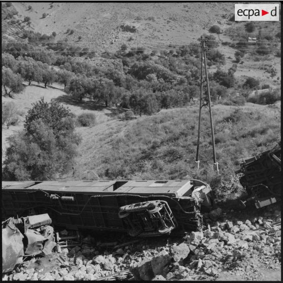 [Déraillement d'un train.]