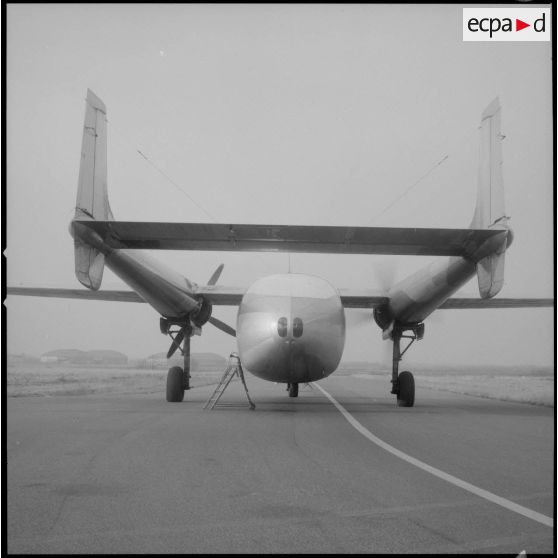 [Avion de transport militaire Noratlas stationnant à l'occasion du Rallye para-neige.]