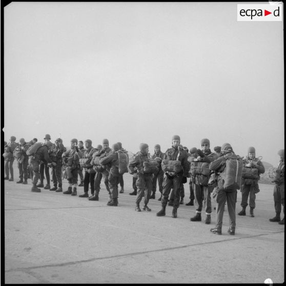 [Soldats se préparant pour une épreuve de saut en parachute, en équipe, à l'occasion du Rallye para-neige.]