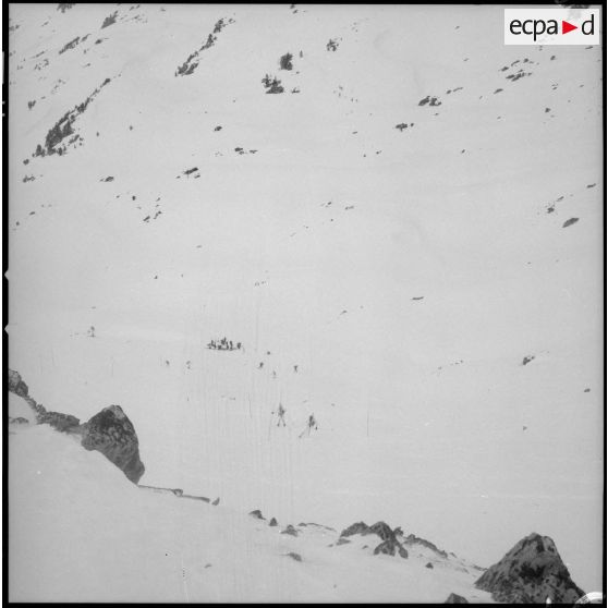 [Soldats effectuant une épreuve de patrouille à skis, du Rallye para-neige.]