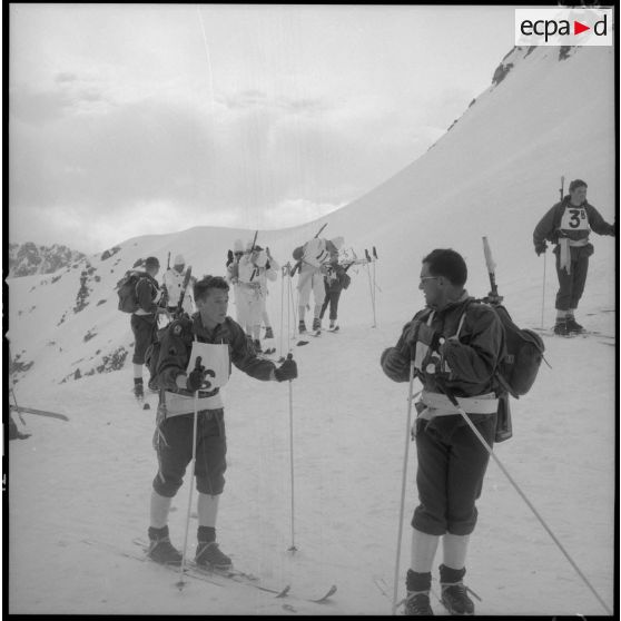 [Soldats effectuant une épreuve de patrouille à skis, du Rallye para-neige.]