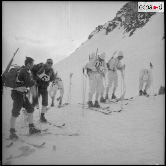 [Soldats effectuant une épreuve de patrouille à skis, du Rallye para-neige.]