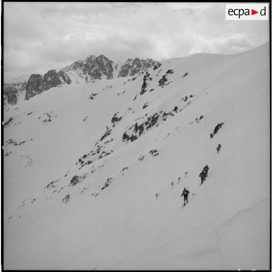 [Soldats effectuant une épreuve de patrouille à skis, du Rallye para-neige.]