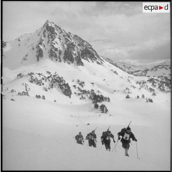 [Soldats effectuant une épreuve de patrouille à skis, du Rallye para-neige.]