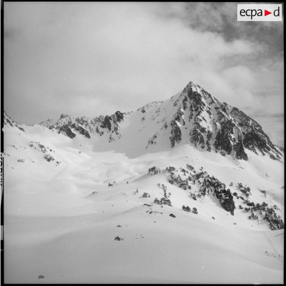 [Prise de vue aérienne réalisée à l'occasion du Rallye para-neige.]