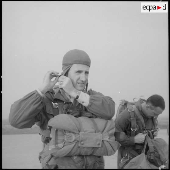 [Colonel Hervé de Courson de la Villeneuve de l'aviation légère de l'armée de Terre (ALAT) ajustant son casque guéneau à l'occasion du Rallye para-neige.]