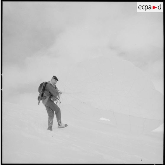 [Colonel Hervé de Courson de la Villeneuve de l'aviation légère de l'armée de Terre (ALAT) participant au Rallye para-neige.]