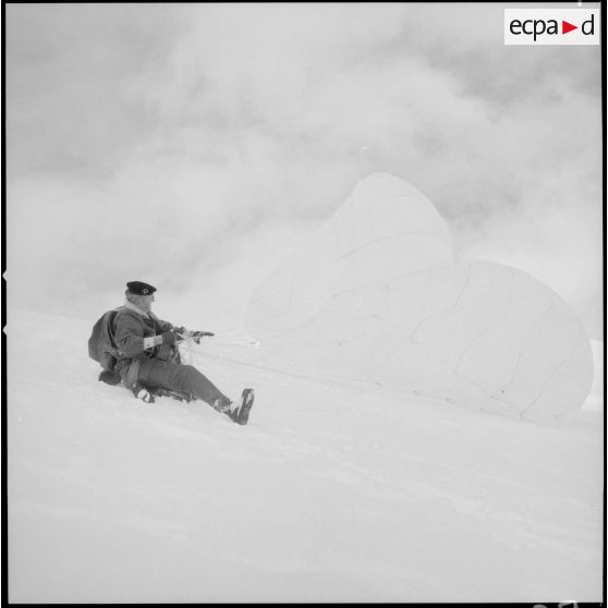[Colonel Hervé de Courson de la Villeneuve de l'aviation légère de l'armée de Terre (ALAT) participant au Rallye para-neige.]