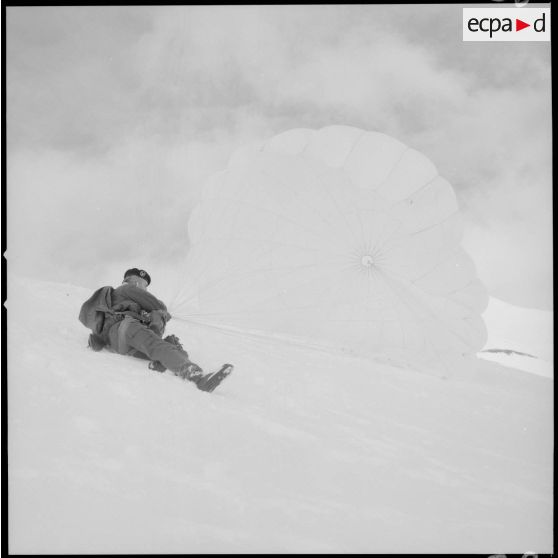[Colonel Hervé de Courson de la Villeneuve de l'aviation légère de l'armée de Terre (ALAT) participant au Rallye para-neige.]