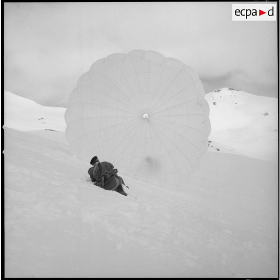 [Colonel Hervé de Courson de la Villeneuve de l'aviation légère de l'armée de Terre (ALAT) participant au Rallye para-neige.]