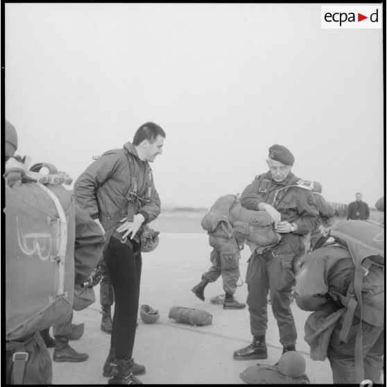 [Colonel Marcel Bigeard préparant son parachute à l'occasion du Rallye para-neige.]