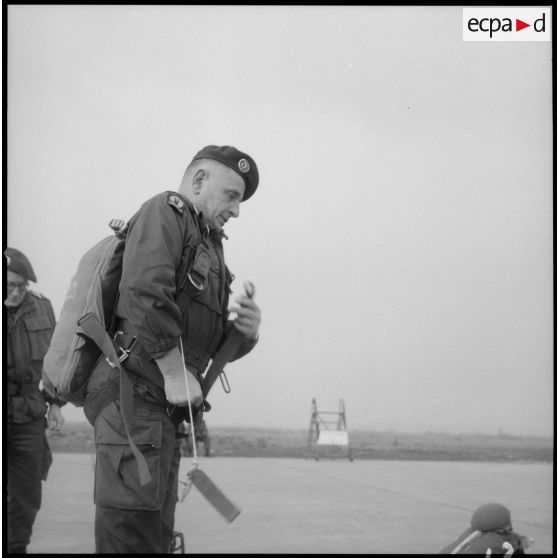 [Colonel Marcel Bigeard préparant son parachute à l'occasion du Rallye para-neige.]