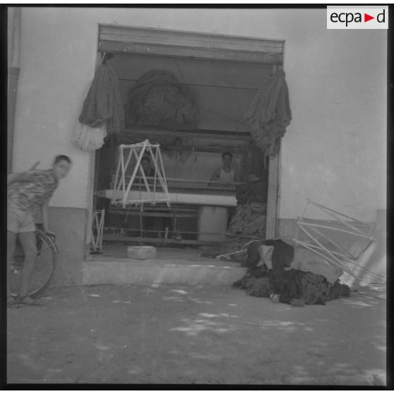 [Hommes travaillant avec un métier à tisser.]